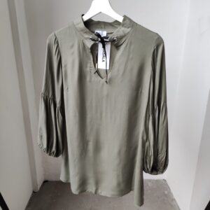 OUTLET-Bluzka w kolorze khaki z wiązaniem na dekolcie