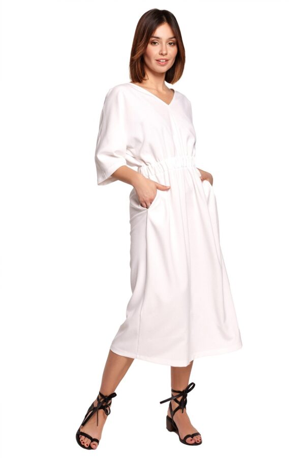 Swobodna sukienka midi z szeroką gumą w pasie biała.