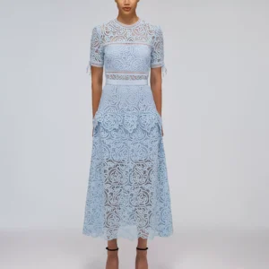 SELF PORTRAIT - Niebieska koronkowa sukienka midi.