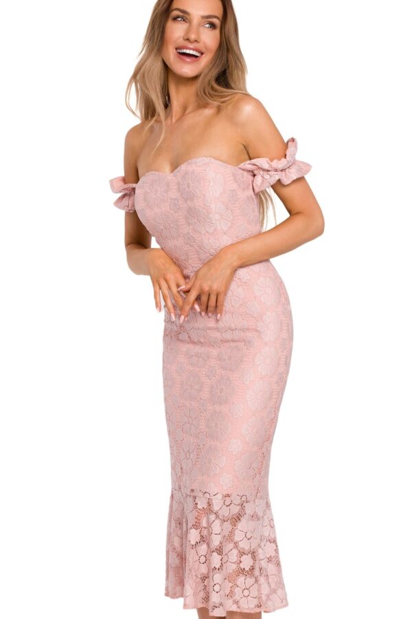 Sukienka koronkowa dopasowana rybka z odkrytymi ramionami różowa.