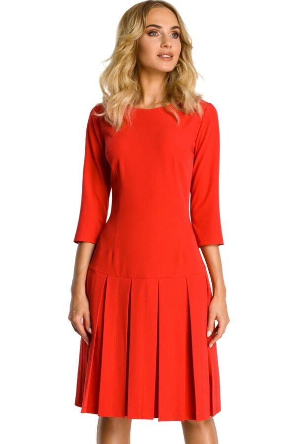 Elegancka sukienka z obniżoną talią i kontrafałdami czerwona