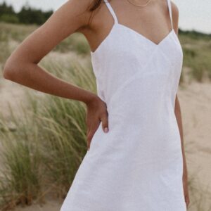 Lniana sukienka na cienkich ramiączkach w kolorze białym - COSTA