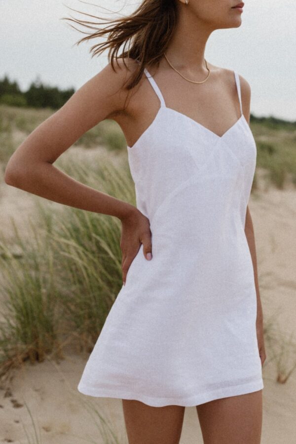 Lniana sukienka na cienkich ramiączkach w kolorze białym - COSTA