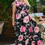 Sukienka ekskluzywna letnia kopertowa z wiskozy FIORELLA różowe kwiaty i łodygi na czarnym