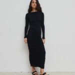 Sukienka z marszczeniami w kolorze TOTALLY BLACK - PIURA-M/L