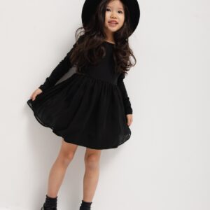 Sukienka rozkloszowana w kolorze Sukienka dla dziewczynki wykonana z łączonych materiałów w kolorze czarnym. Model z długim rękawem i.
