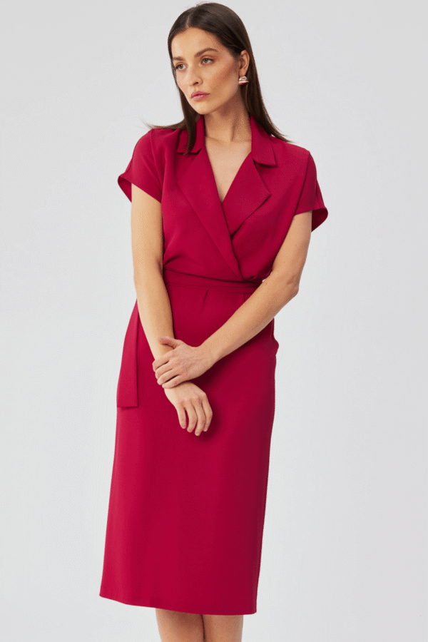 Elegancka sukienka z kołnierzem śliwkowa