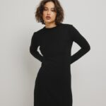 Gładka sukienka z długimi rękawami w kolorze TOTALLY BLACK - GIRONA-S/M