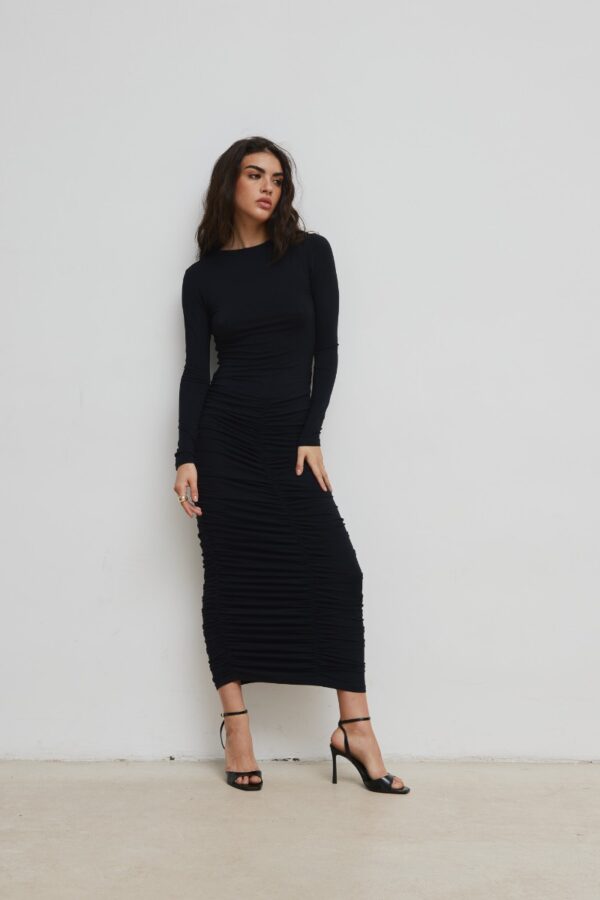 Sukienka z marszczeniami w kolorze TOTALLY BLACK - PIURA-M/L